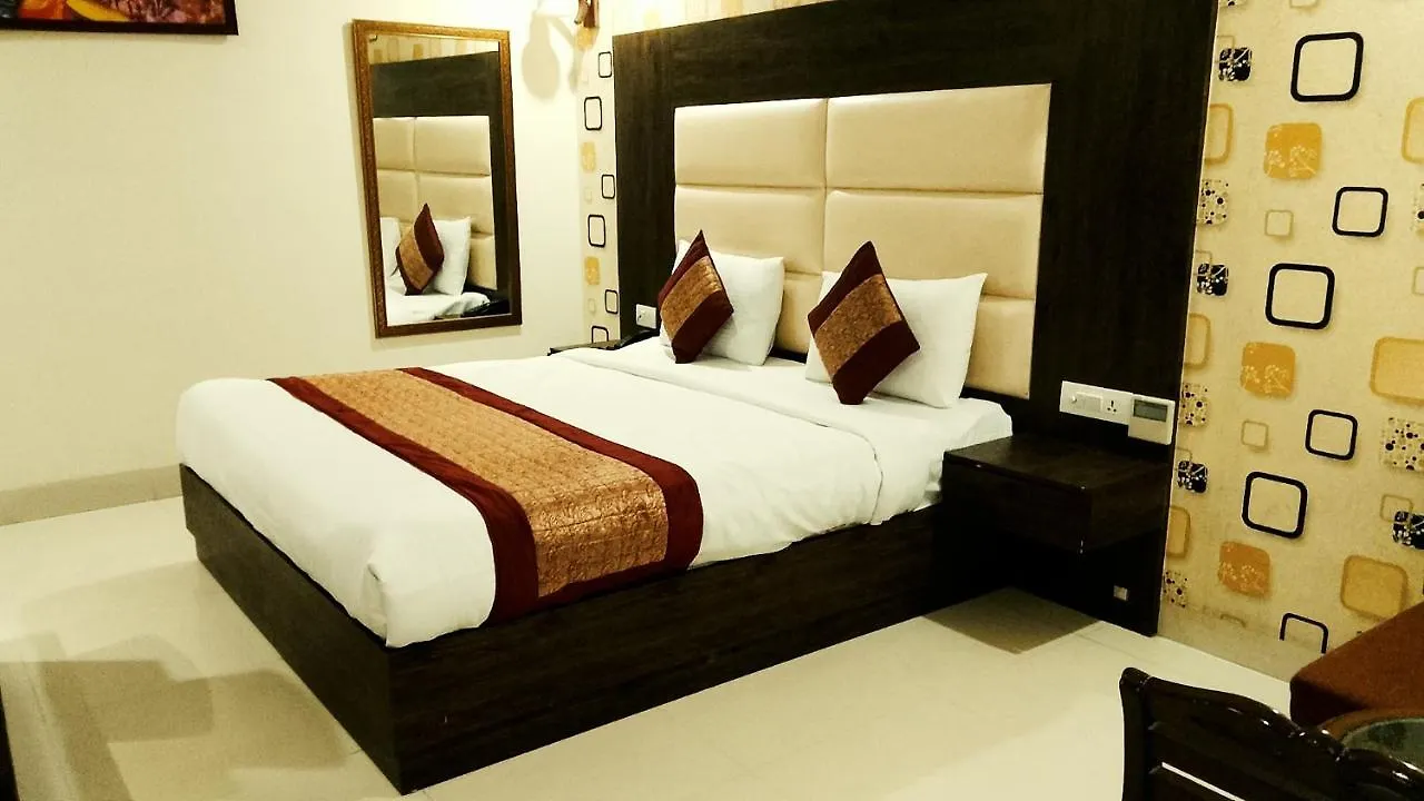 Hotel Nirvana Near Delhi Airport New Delhi 4*,